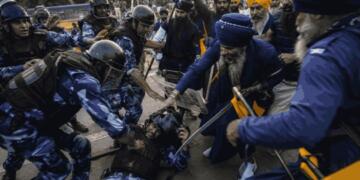 दिल्ली प्रदर्शन में हिंसा के बाद चर्चा में आए निहंग