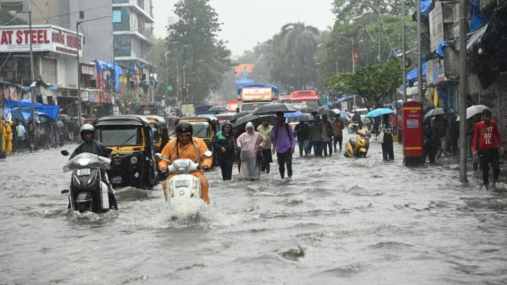 मुंबई में भारी बारिश और जलभराव