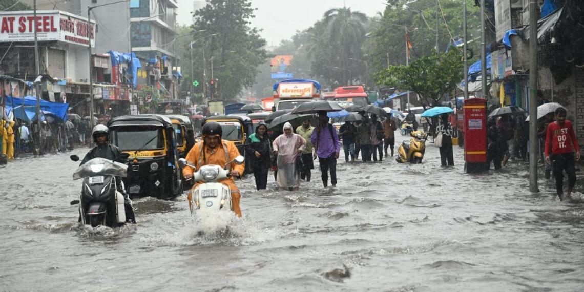 मुंबई में भारी बारिश और जलभराव