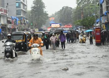 मुंबई में भारी बारिश और जलभराव