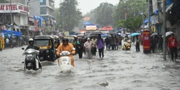 मुंबई में भारी बारिश और जलभराव