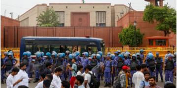 'संसद चलो' मार्च में घायल पुलिसकर्मियों
