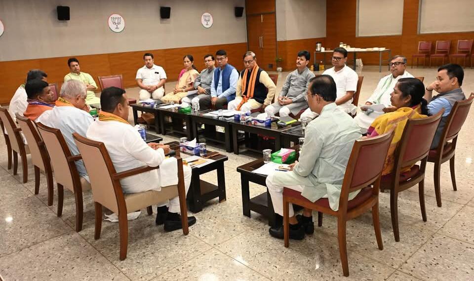बीजेपी हेडऑफिस में पार्टी के महामंत्री (संगठन) बी.एल.संतोष की अध्यक्षता में त्रिपुरा की बैठक