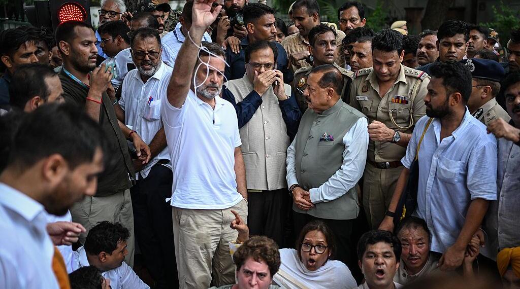 राहुल गांधी पैलेट गन से घायल साहिल के साथ थाने पहुंचे
