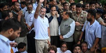राहुल गांधी पैलेट गन से घायल साहिल के साथ थाने पहुंचे
