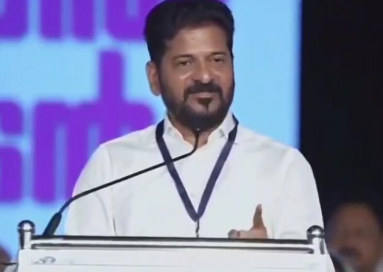 ‘गांधी परिवार बनाम संघ परिवार’… क्या रेवंत रेड्डी ने कांग्रेस के लिए कर दिया सेल्फ गोल?