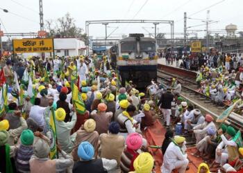 पंजाब में किसानों का रेल रोको आंदोलन