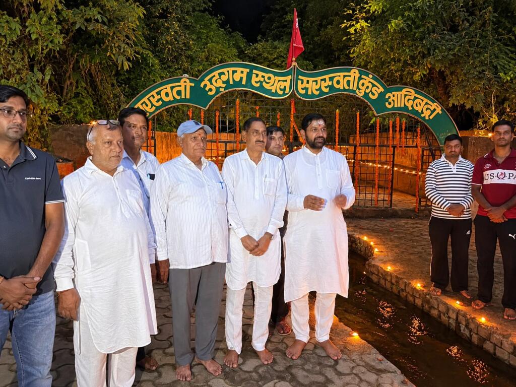 सरस्वती धरोहर विकास बोर्‍ के उपाध्यक्ष धुम्मन सिंह किरमिच सरस्वती के उद्गम स्थल पर
