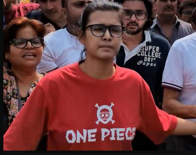 नेहा बोरा की टी-शर्ट पर वन पीस का झंडा, भारत में विरोध के नाम पर विदेशी प्रतीकों की एंट्री क्यों?