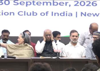 दुनिया ने कहा ‘हीरो’, विपक्षी नेताओं की चुप्पी क्यों? कैप्टन स्मित मच्छार पर राहुल-अखिलेश से सवाल