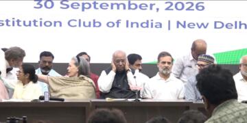 दुनिया ने कहा ‘हीरो’, विपक्षी नेताओं की चुप्पी क्यों? कैप्टन स्मित मच्छार पर राहुल-अखिलेश से सवाल