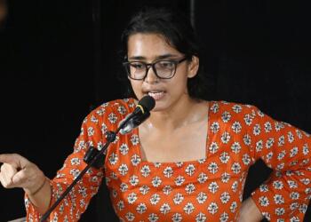 महिला सुरक्षा को लेकर नेहा बोरा पर उठे सवाल, पत्रकार रुचि तिवारी ने पुराने विवाद का किया जिक्र